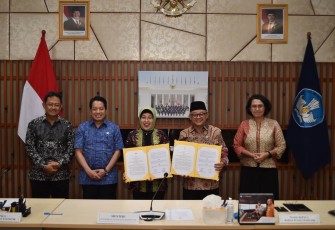 Mendikdasmen Abdul Mu'ti foto bersama usai MoU bersama BPS di Jakarta, Kamis (26/2)