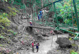 Progres pembangunan jembatan gantung perintis di wilayah Pacitan 