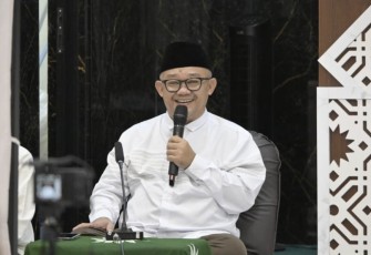 Sekertaris Umum PP Muhammadiyah Abdul Mu'ti saat menyampaikan ceramah Nuzulul Qur'an di Masjid Hajjah Kartinah, Kabupaten Kudus, Jateng, Selasa (4/3)