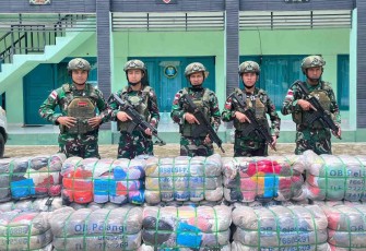 Satgas Yonarmed 12 Kostrad gagalkan penyeludupan 21 ball press, Kamis (12/3)
