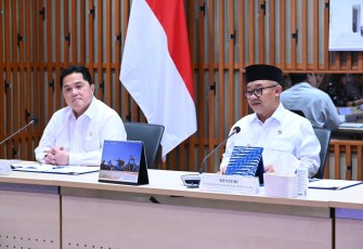 Mendikdasmen Abdul Mu'ti bersama Kemenpora Erick Thohir di Jakarta, Jum'at (13/3)