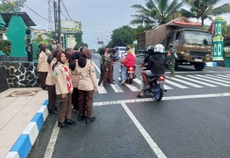 Bagikan takjil pengendara motor 