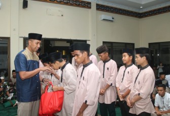 Danyonif 514/SY Letkol Inf Ugroseno saat menyantuni anak yatim, Senin (16/3)