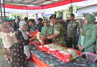 Danbrig 9 Kostrad Kolonel Inf Roliyanto saat bazar ramadan TNI, Selasa (17/3)