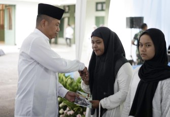 Danrem 083/Bdj Kolonel Inf Kohir memberikan santunan anak yatim, Selasa (17/3)