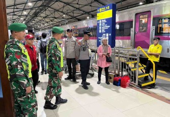 Pengamanan di stasiun kereta api kota Madiun