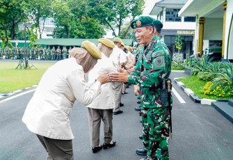 Pangkostrad Letjen TNI Mohammad Fadjar 
