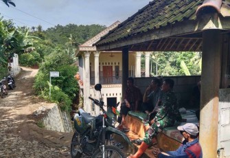 Komsos Babinsa bersama warga binaannya