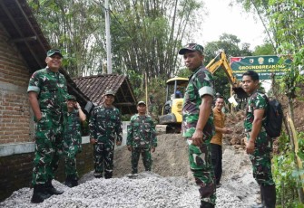 Pengerjaan jembatan perintis garuda di Ponorogo 