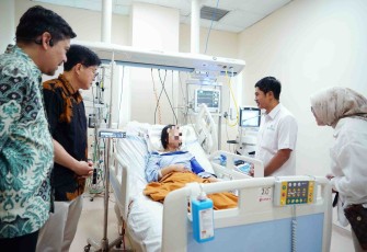 Wamenkes Prof Dante Saksono Harbuwono saat menjenguk pasien transplantasi hati di RSUP Fatmawati, Jum'at (10/4)