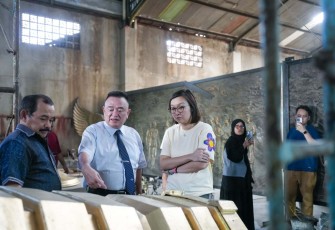Wakil Menteri Ekonomi Kreatif, Irene Umar, meninjau penyempurnaan Chattra atau mahkota berbentuk payung yang akan dipasang di puncak Stupa Utama Candi Borobudur. Chattra itu dikerjakan di Studio Patung Yusman Bantul, Yogyakarta, Selasa (14/4/2026)