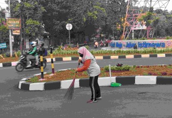 Ibu Dina, sosok Kartini pejuang lingkungan penjaga kebersihan, Selasa (21/4/2026)