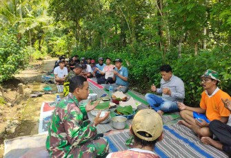 Syukuran bersama warga dalam pengerjaan Pra TMMD ke-128 Kodim Trenggalek