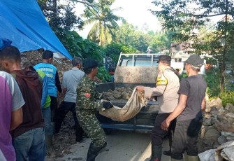 Gotong royong di wilayah desa binaan
