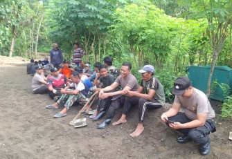 Komsos bersama warga desa lokasi TMMD