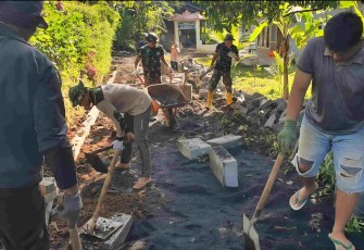Pemasangan pavingisasi di Dusun Klagin