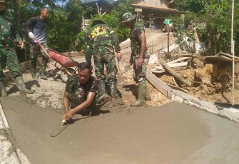 Pengerjaan rabat jalan di Desa Sukorejo