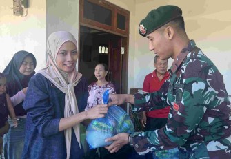 Berbagi sembako untuk masyarakat di perbatasan