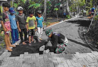 Pemasangan paving blok di wilayah Desa Brabe