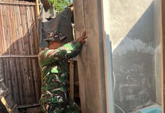 Pengerjaan sanitasi rumah Rosida di Dusun Sumur