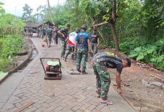 Pemasangan paving blok jalan Desa Sukorejo