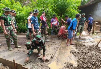 Pengerjaan paving jalan desa Sukorejo