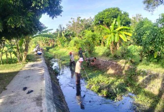 Kerja bakti bersihkan lingkungan