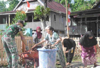 Gotong royong bersihkan lingkungan masjid