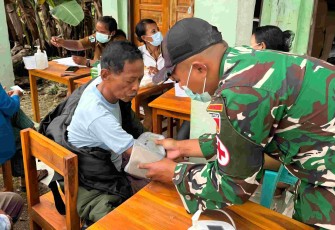 Pelayanan kesehatan satgas Yonarmed 12 Kostrad
