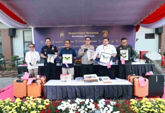 Kabid Humas Polda Jatim Kombes Pol Jules Abraham Abast saat konferensi pers di Mapolda Jatim