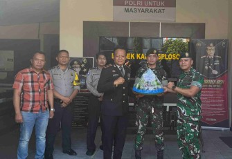 Kapten Ckm Sukron Soimun memberikan tumpeng HUT Bhayangkara ke-80 di Polsek Karangploso, Rabu (1/7)