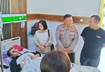 Kasi Keu Polresta Malang Kota AKP Totok Hariyanto bersama suami Brigadir Fitri Rahmawati saat menjenguk pascaoperasi di RST Soepraoen, Kamis (2/7)