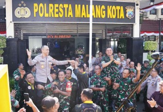 Kapolresta Malang Kota Kombes Pol Putu Kholis bersama Danrem 083/Bdj 
