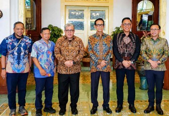 Wamen PKP Fahri Hamzah (batik coklat) bersama Gubernur DIY 
