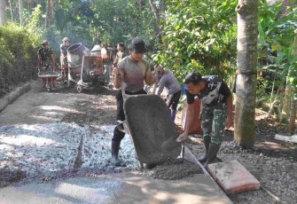 Pengecoran jalan di desa Ledok Tempuro