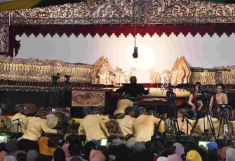 Pagelaran wayang kulit di pendopo Ronggo Djumeno, Caruban, Kabupaten Madiun, Jumat (24/7)