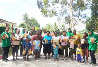 Dansatgas TMMD Ke-129 Kodim 1807/Sorong Selatan Letkol Czi Paulus Caesario bersama warga dalam pelatihan UMKM di Kampung Sesor