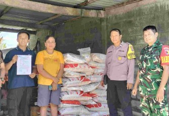 Penyaluran pupuk di wilayah desa binaan