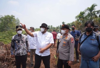 Menteri LH Mohammad Jumhur Hidayat saat meninjau kebakaran karhutla di provinsi Riau, Sabtu (22/8)