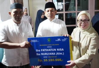 Wali Kota Bengkulu Dedy Wahyudi Saat Menghadiri hadir langsung di kediaman almarhumah Ibu Hj. Nurliyana binti Ramli Sukhti di Jalan Rinjani 7, Kelurahan Jembatan Kecil /Foto : MC 