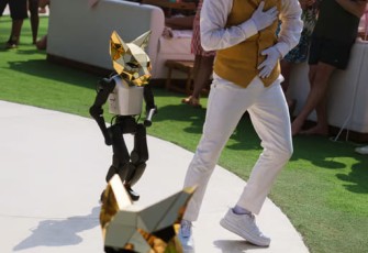 Finns Beach Club dan BotShift Hadirkan Robot Humanoid di Beach Club