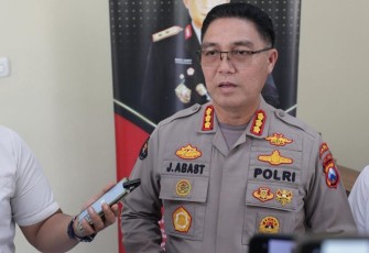 Kabid Humas Polda Jatim Kombes Pol Jules Abraham Abast saat memberikan keterangan pers, Sabtu (10/1)