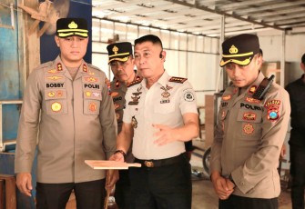 Kapolres Jember AKBP Bobby Adimas Condroputra bersama Kalapas Jember, Selasa (13/1)