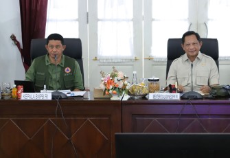 Kepala BNPB Letjen TNI Suharyanto bersama Mendagri Tito Karnavian 