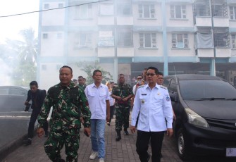 Dandim 1310/Bitung, Letkol Inf Dewa Made DJ bersama walikota Bitung Hengky Honandar di lokasi karya Bhakti