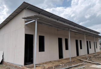 Pembangunan hunian sementara (huntara) bagi warga terdampak banjir di Desa Pematang Durian, Kecamatan Sekerak, Kabupaten Aceh Tamiang, Provinsi Aceh, pada Rabu (14/1).