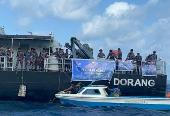 KRI Dorang-874 bantu salurkan bantuan korban banjir di Halmahera 