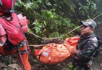 Prajurit TNI dari Kodam XIV/Hasanuddin berhasil menemukan dua korban kecelakaan pesawat ATR 42-500 yang jatuh di wilayah pegunungan Bulusaraung, Kabupaten Pangkep, Senin (19/1/2026)