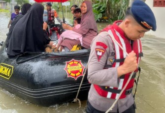 Emak-emak naik perahu karet