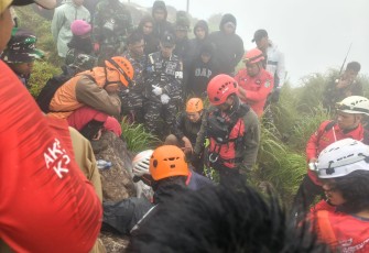 Prajurit TNI Menembus Medan dan Cuaca Ekstrem, Berhasil Temukan Seluruh Korban Pesawat ATR 42-500
